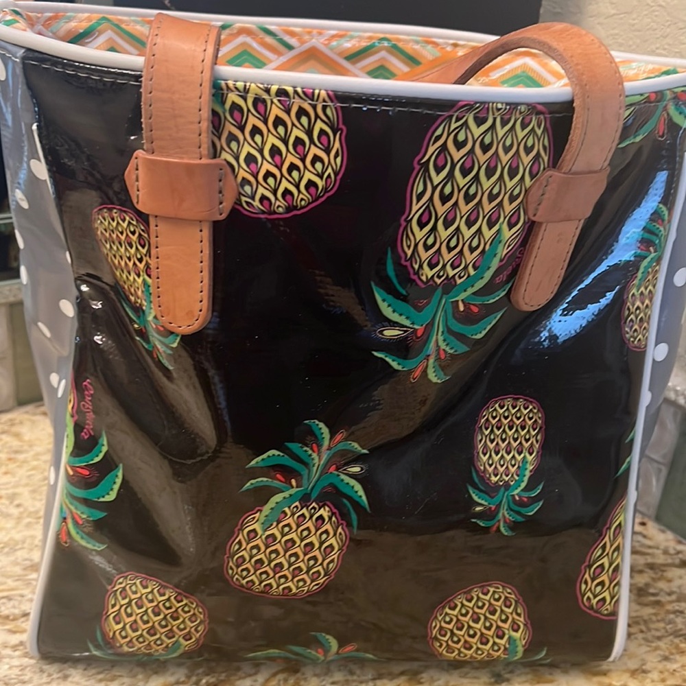 Consuela tote bag. Black and yellow pineapple decor.